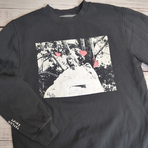 Taylor Swift Lover Home Is Where The Heart Is Sweatshirt Womens Size Medium - Picture 1 of 8